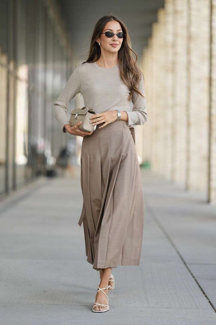 緩やかなフィット＆フレアシルエットがエレガンスはそのままに余裕感を漂わせます。