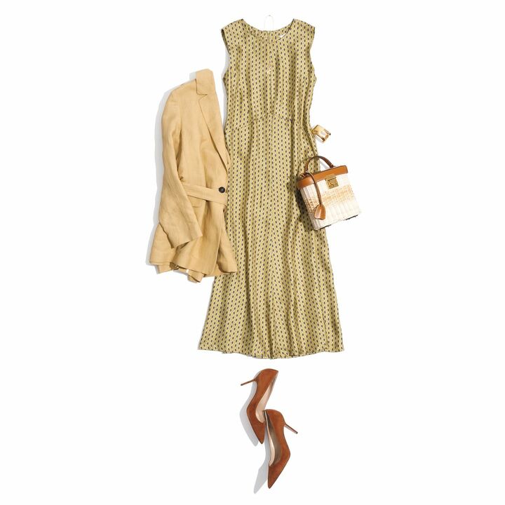 ワンピース￥84,000・ジャケット［ベルト付き］￥100,000（マックスマーラ ジャパン≪エス マックスマーラ≫）　ペンダント［トップ］￥205,000・［チェーン］￥45,000・バングル￥148,000（ホアキン・べラオ）　”マーク クロス”のバッグ￥359,000・”マノロ ブラニク”の靴￥92,000（ブルーベル・ジャパン）