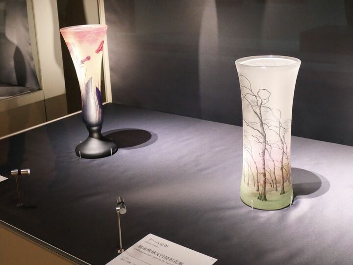 右はドーム兄弟《風雨樹林文円筒形花瓶》（1903年ごろ 国立工芸館蔵）。ジャポニスムの影響がうかがえる