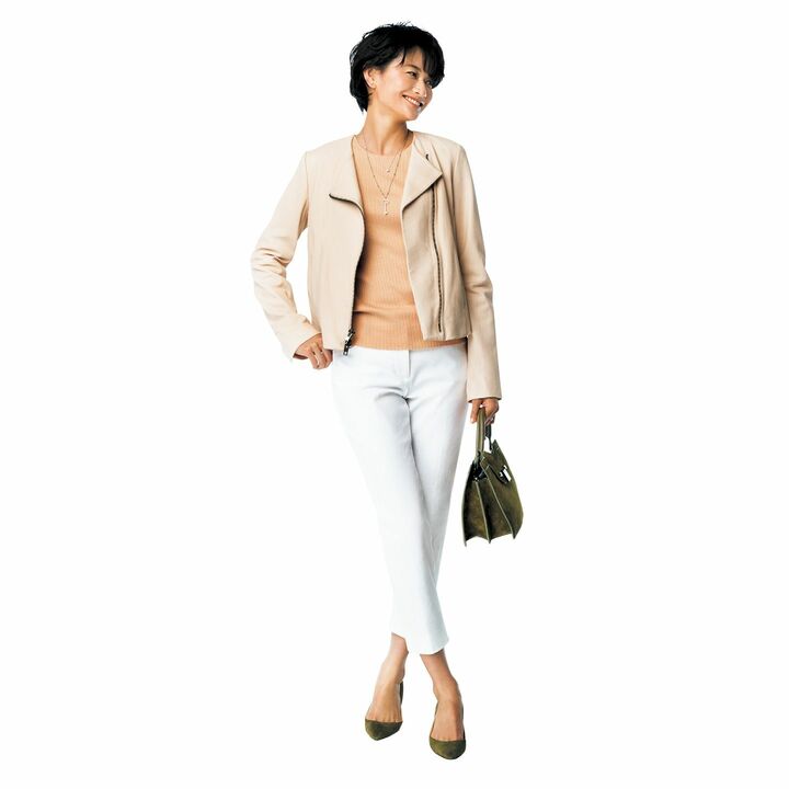 ブルゾン￥158,000（VINCE 表参道店）、ニット￥49,000（ザ シークレットクロゼット二子玉川〈シクラス〉）、パンツ￥68,000（ウールン商会〈ペセリコ〉）、ネックレス［短］￥340,000・［長］キーチャーム￥565,000・チェーン￥1,130,000・リング￥510,000（ティファニー・アンド・カンパニー・ジャパン・インク）、バッグ￥150,000・靴￥67,000（JIMMY CHOO）