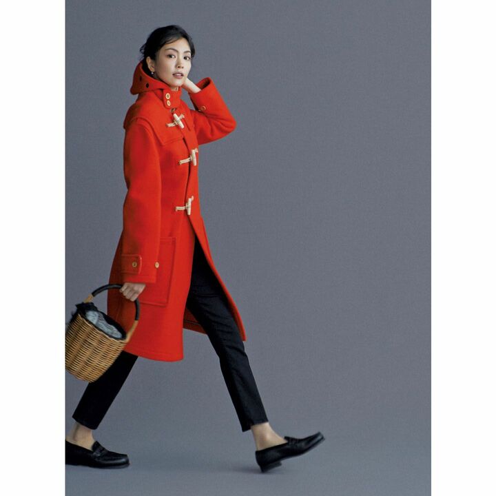 メンズの作業着にルーツをもつダッフルコートは「リタさんっぽい！」と言われる服のひとつ。このローファーも、リタさんのコーディネートルームに常駐する一足。coat：GLOVERALL、pants：MOTHER、bag：eb.a.gos、pierce：unoaerre、shoes：JM WESTON　［2018年Oggi11月号］　撮影／生田昌士