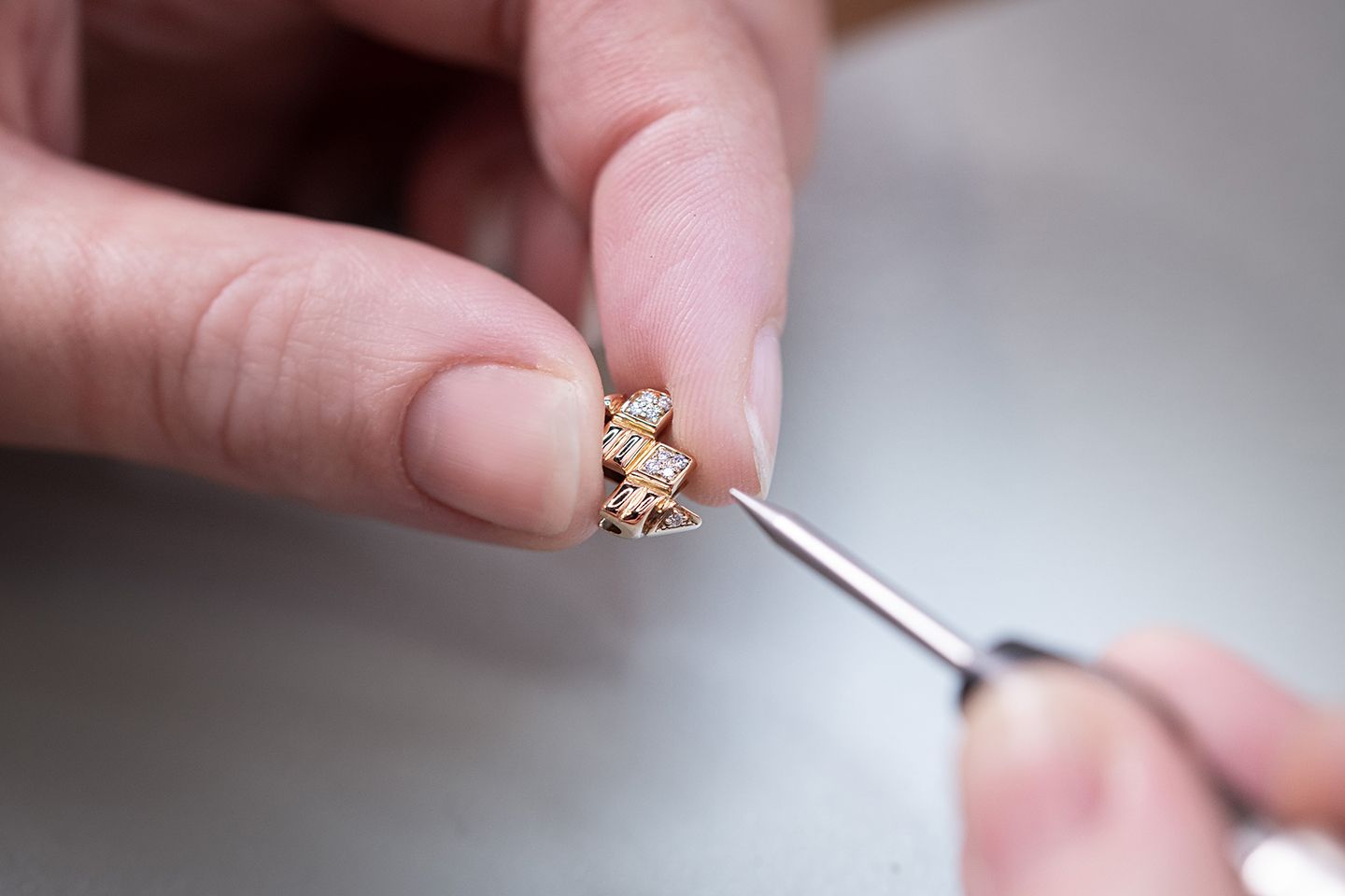ブルガリの新作ウォッチ「セルペンティ スピガ」の製造工程