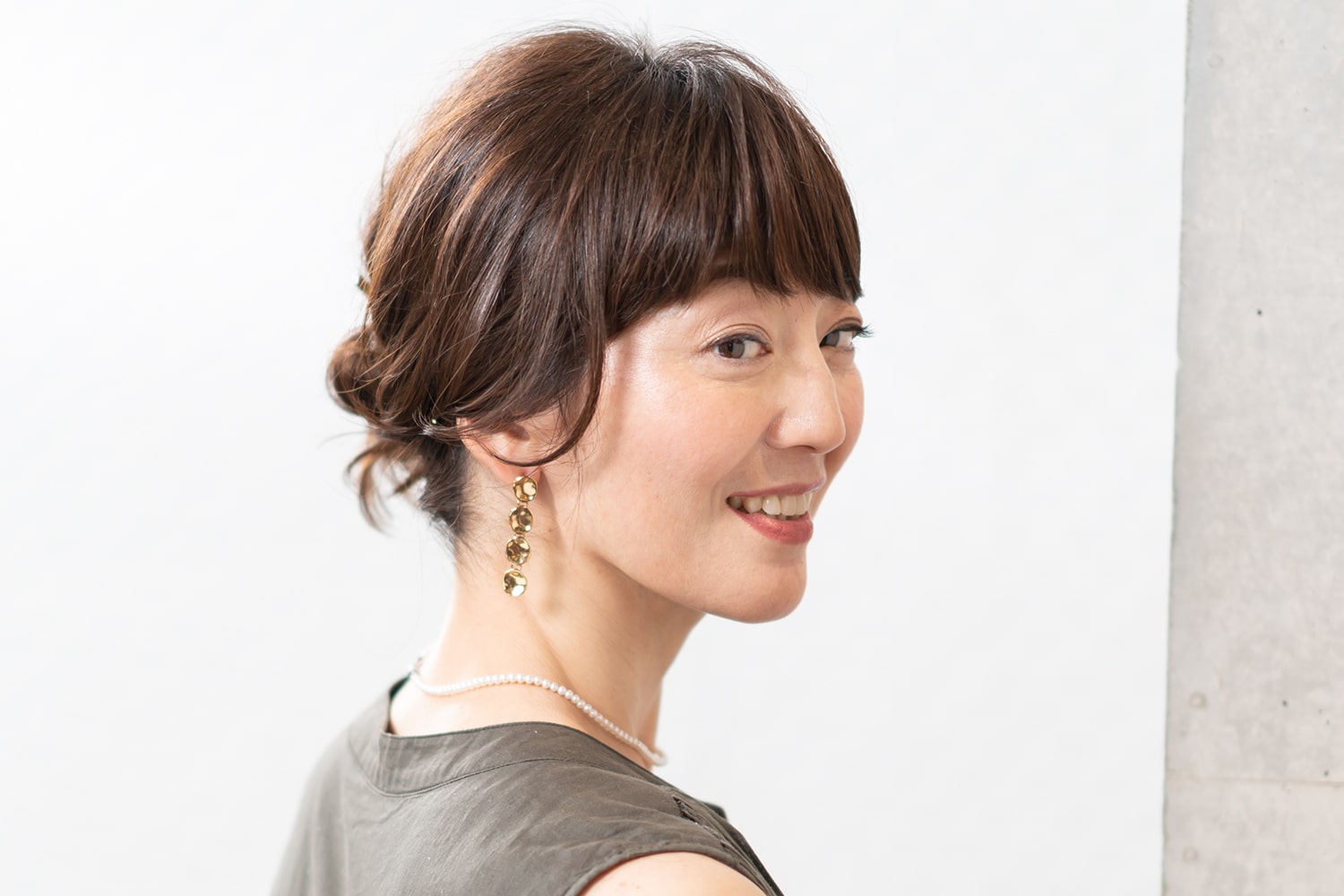 ルーズ感があるのに崩れない!大人のお団子ヘア