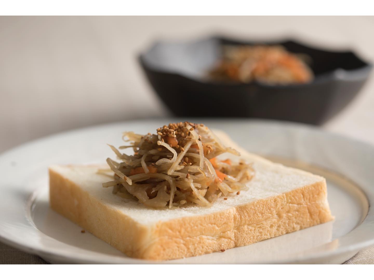 『夜の食パン』とはまさに大人に向けたネーミング。パンの甘みが甘辛いきんぴらによくマッチするそう。
