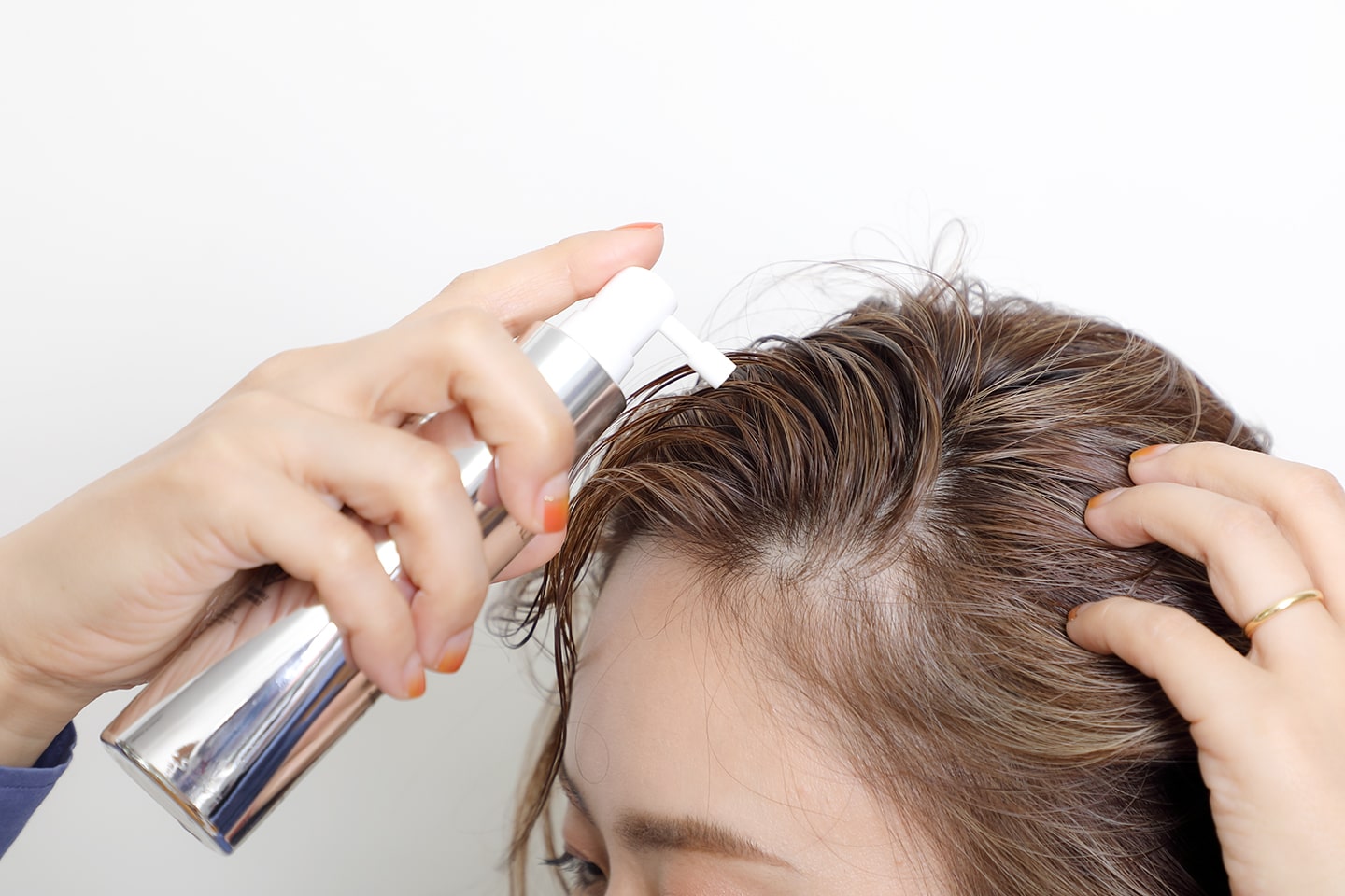 濡れた髪に、髪にハリとコシが出るベース剤をスプレー。