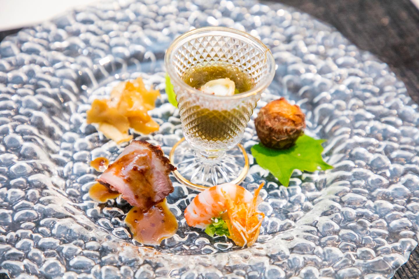 夏を感じさせる涼しげな前菜の盛り合わせ。