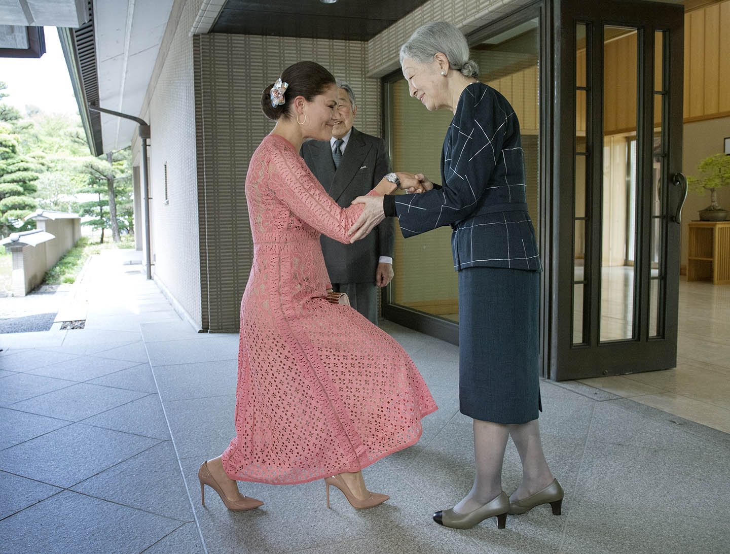 エリーサーブのドレスで来日 天皇皇后両陛下と会談