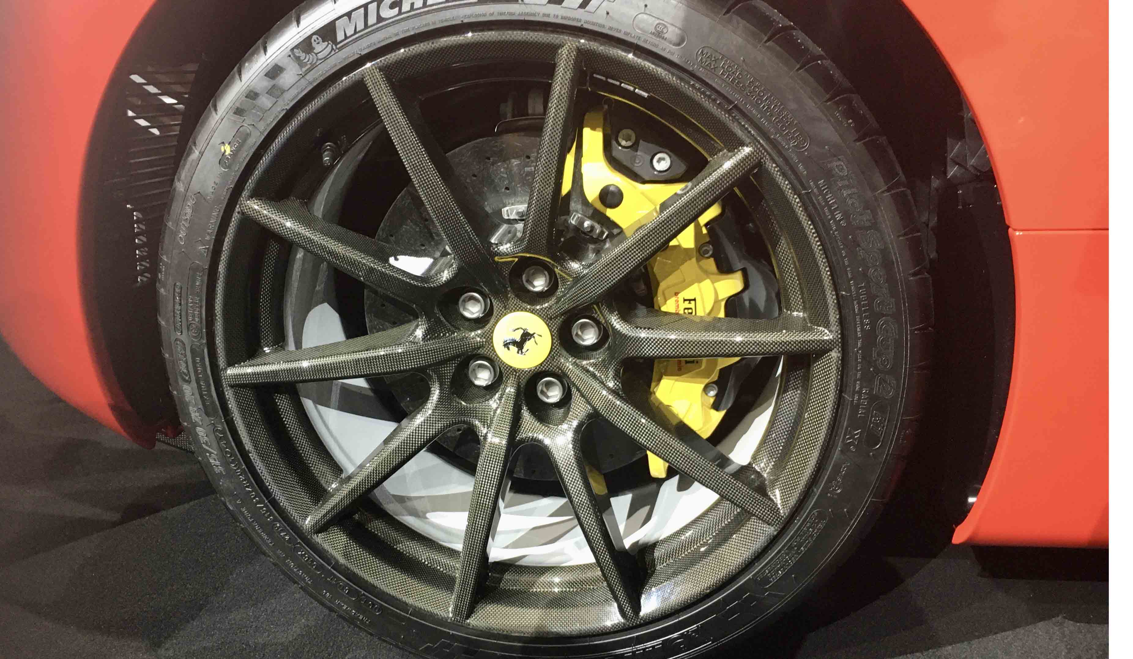 披露された車両にはオプションのカーボンホイールが装着されていた。