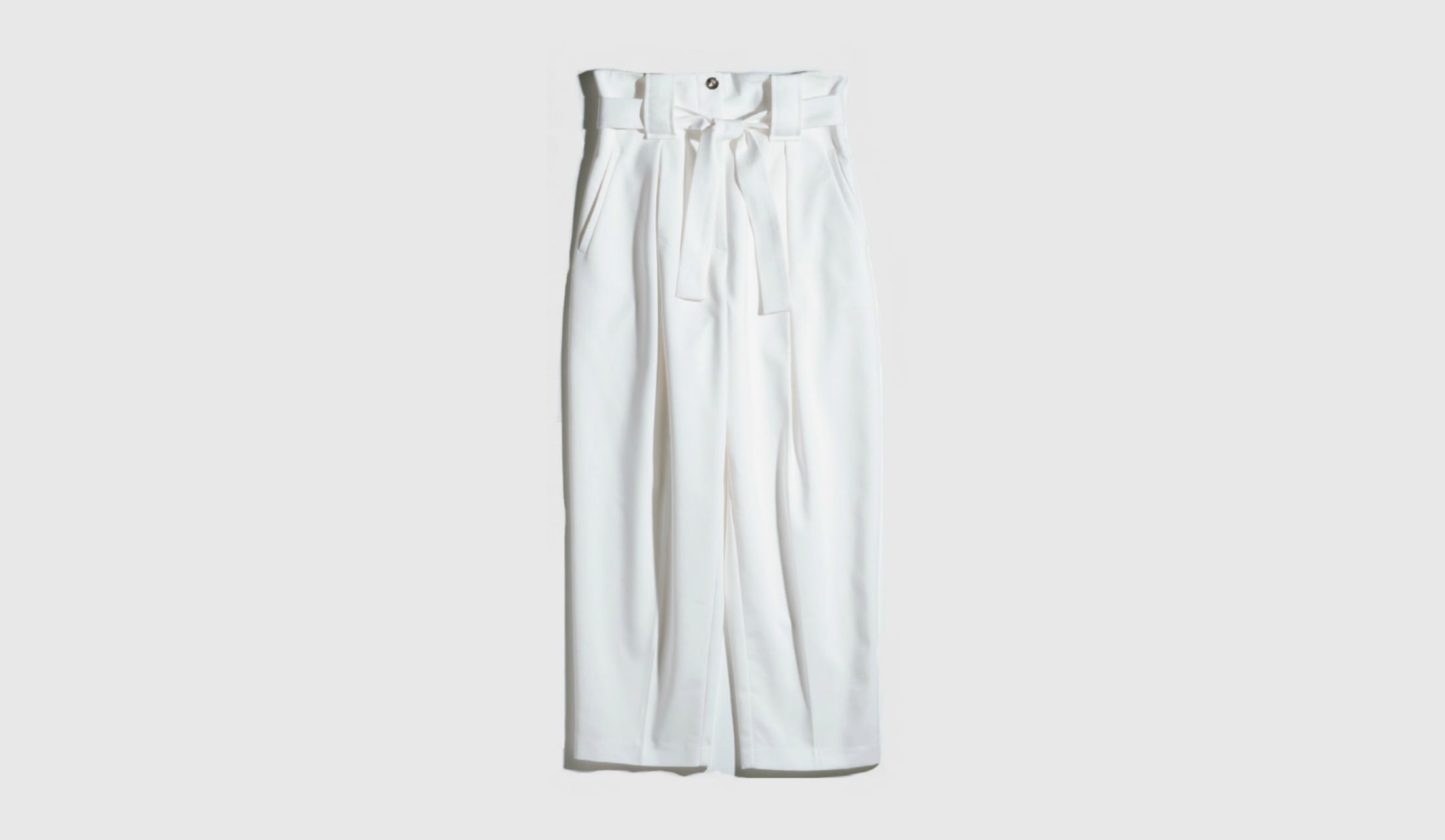 ベルト付きパンツ¥45,000(アオイ〈ピーエッフェ by パオラ フラーニ〉