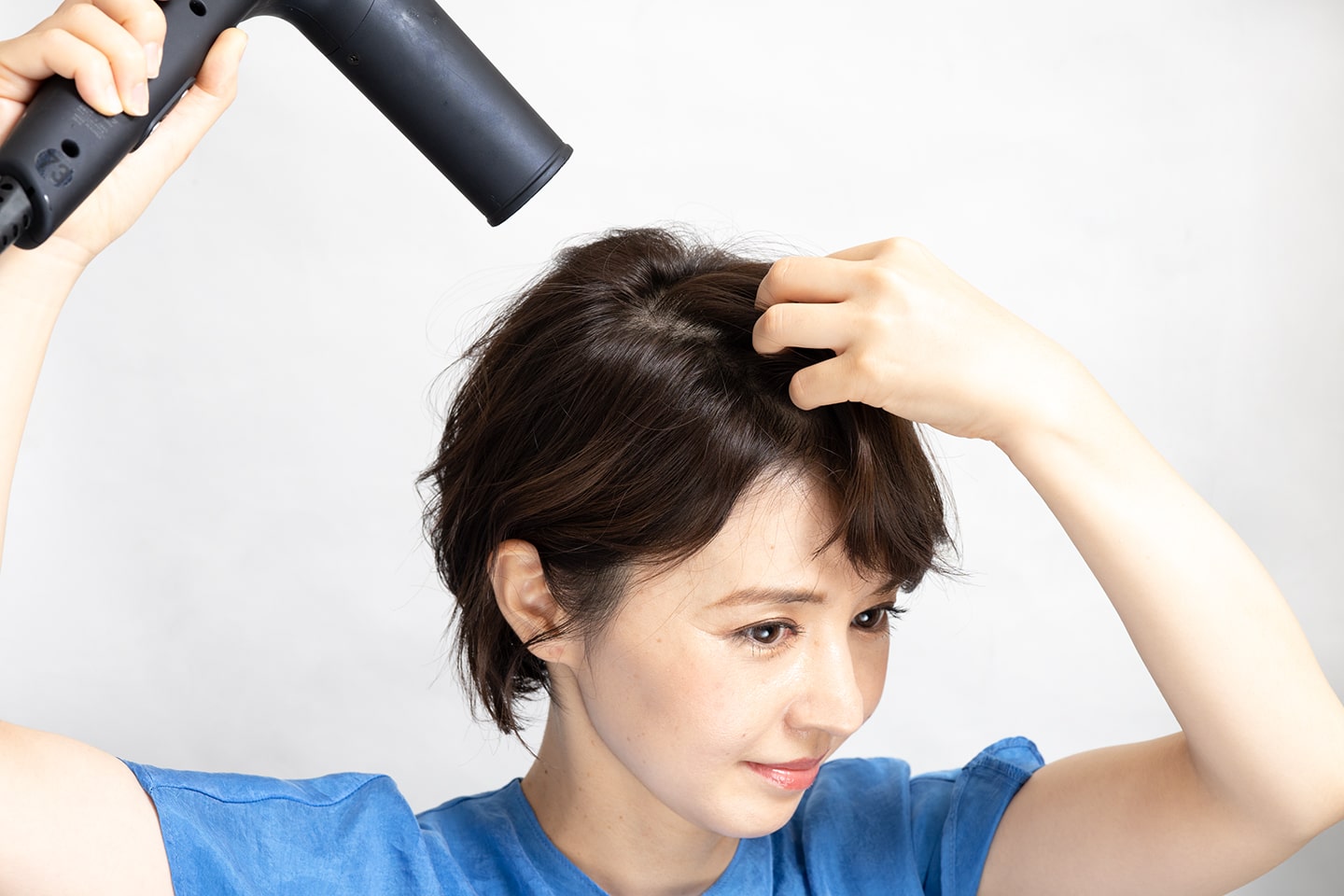 頭頂部の髪の根元を立たせるように、ドライヤーは根元にあてること。