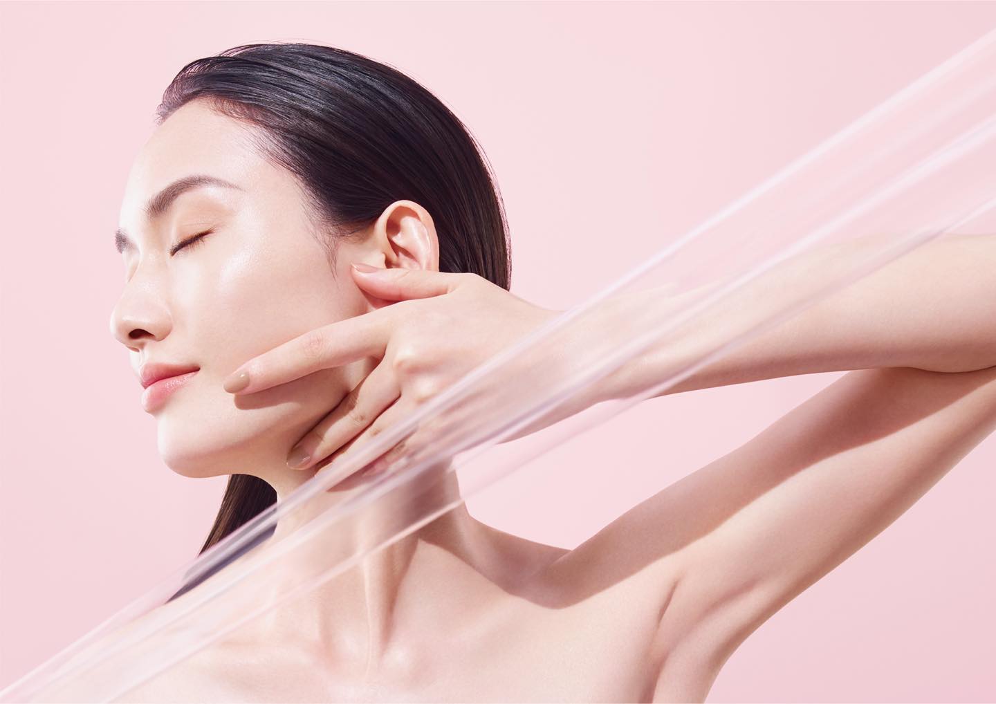 朝晩3分ずつ行う「GANKIN MASSAGE™️」。朝はスキンケア・メイクの土台として、夜は自分の肌と向き合う時間に。