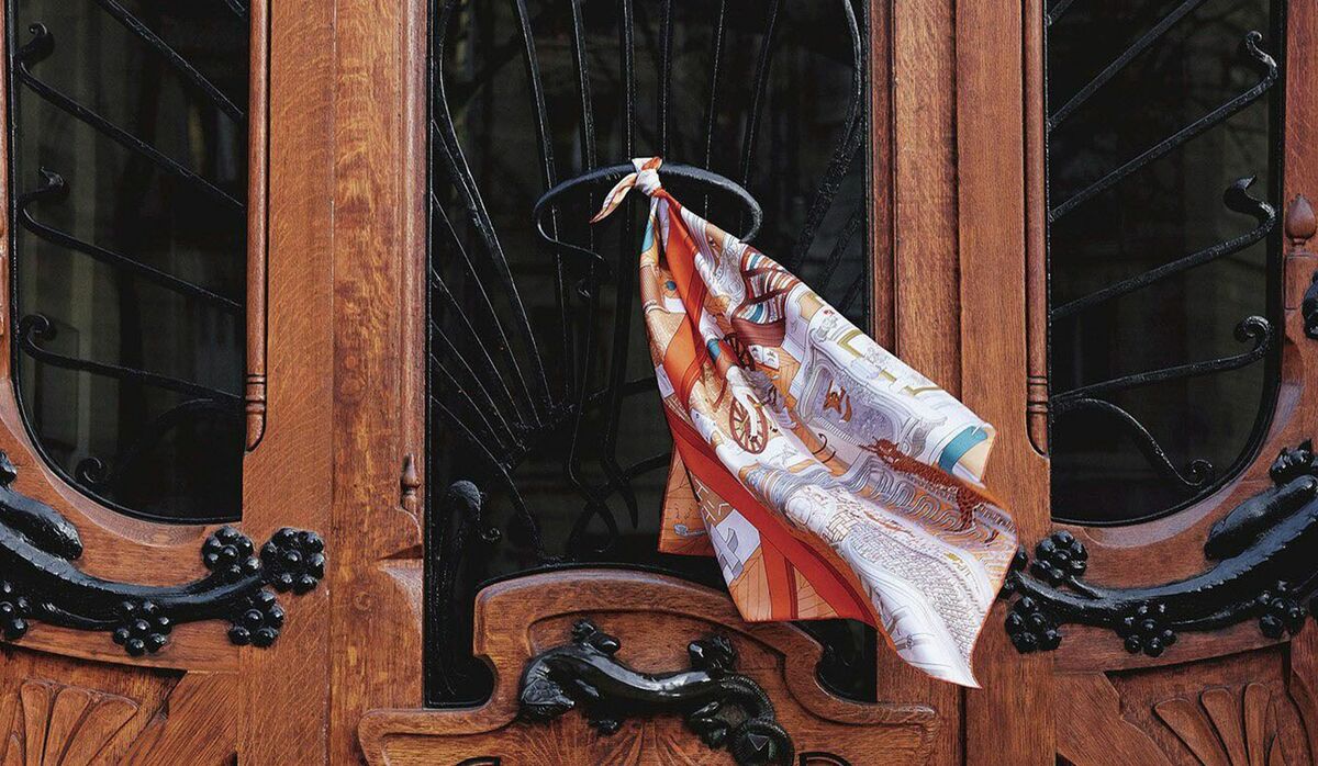 エルメス　　オレンジ地 刀と葉のデザイン スカーフ エルメス オレンジ地 刀と葉のデザイン スカーフ エルメス