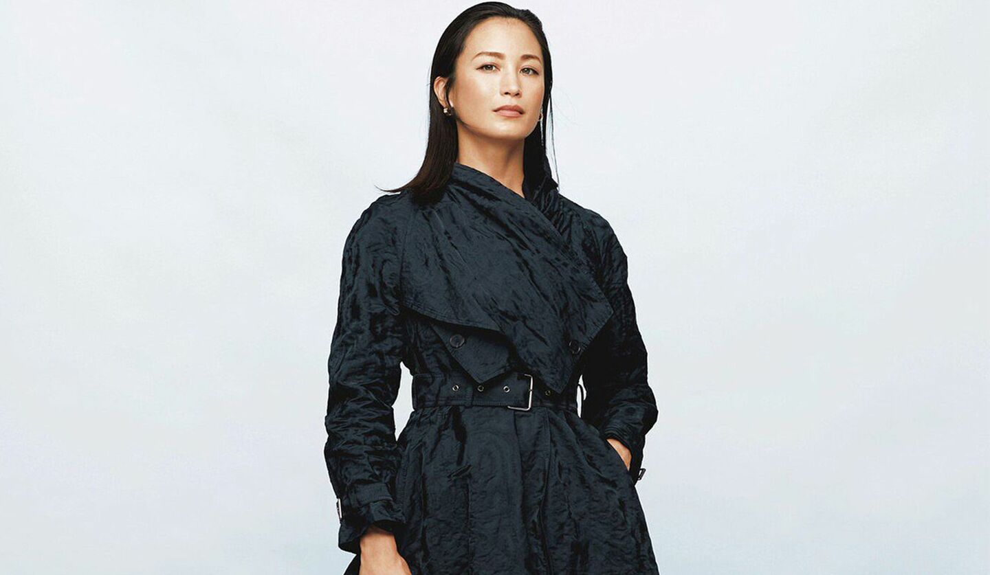 ディオールのエレガントなブラックコートを纏う黒田エイミさんの写真