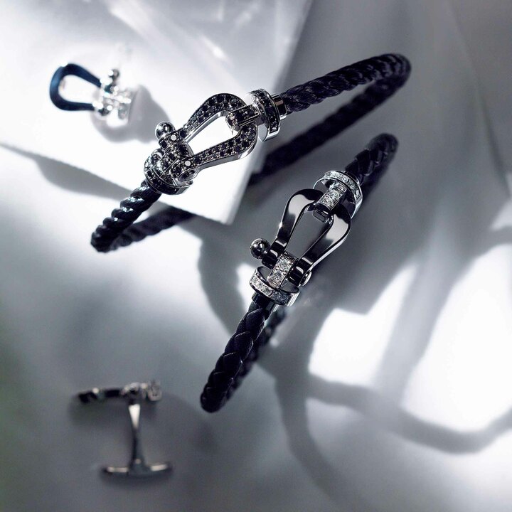 ブレスレット上から［WG×ブラックDIA×SS］￥792,000・［WG×BC×DIA×SS］￥431,000・カフリンクス［WG×DIA］￥492,000（フレッド）シャツ￥33,000（バインド ピーアール〈ルイジ ボレッリ〉）