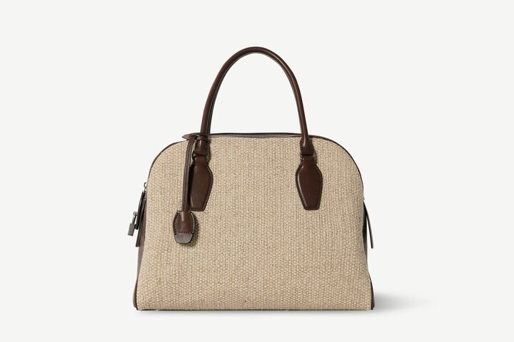 バッグ「INDIA」￥598,400【サイズ：縦24×横30x マチ12cm、素材：ヘビーキャンバス／サドルレザー、色：シェル／ディープブラウン】