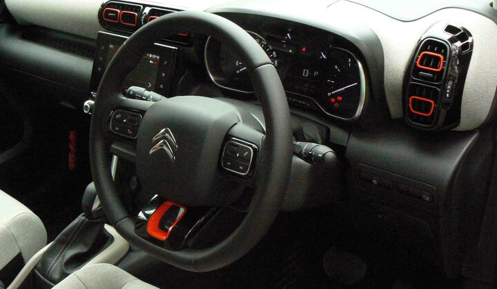 ハンドルの形や各部のアクセントカラーがポップな雰囲気。