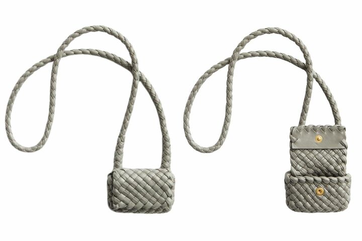 「トスカ ストラップ Air Pods ケース」￥182,600【サイズ：縦5×横6.5×マチ2.5cm、素材：カーフ、色：バサルト】