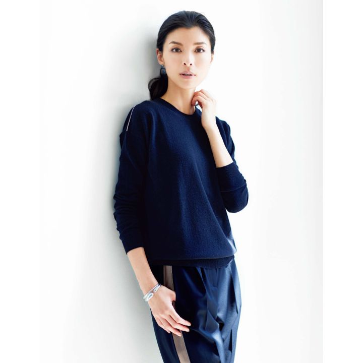ニット/Precious創刊15周年記念コラボ商品・パンツ(ウールン商会〈ペセリコ〉)、ピアス・バングル〈太〉・〈細〉(ジョージ ジェンセン ジャパン) 撮影/熊澤 透 BY:『Precious11月号』小学館、2019年