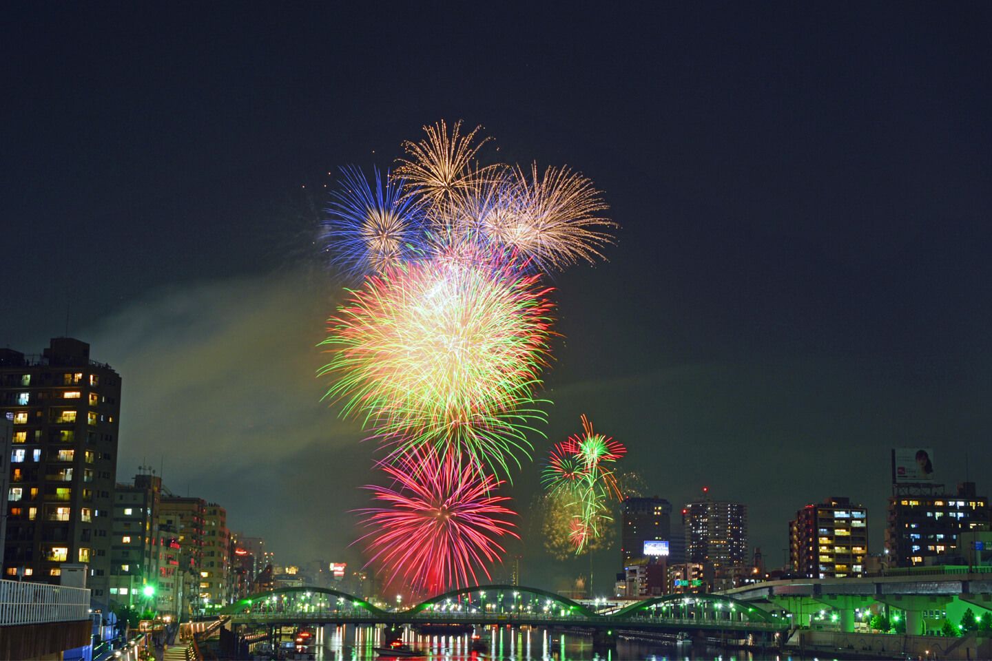 隅田川花火大会ならではの、2つの花火を同時に楽しめるスポットを見つけてみましょう(提供:墨田区)