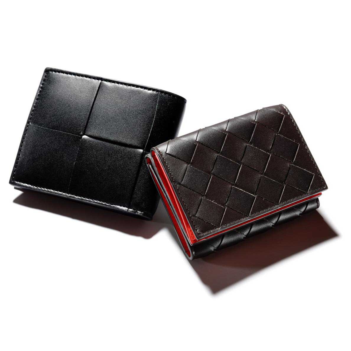 (左)【W11×H8.5cm】ウォレット¥61,600・(右)【W7×H10×D2.5cm】ウォレット¥66,000(ボッテガ・ヴェネタ ジャパン)