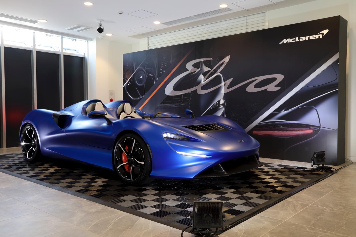 乗員の背後にオールオーバープロテクションがそなわる。