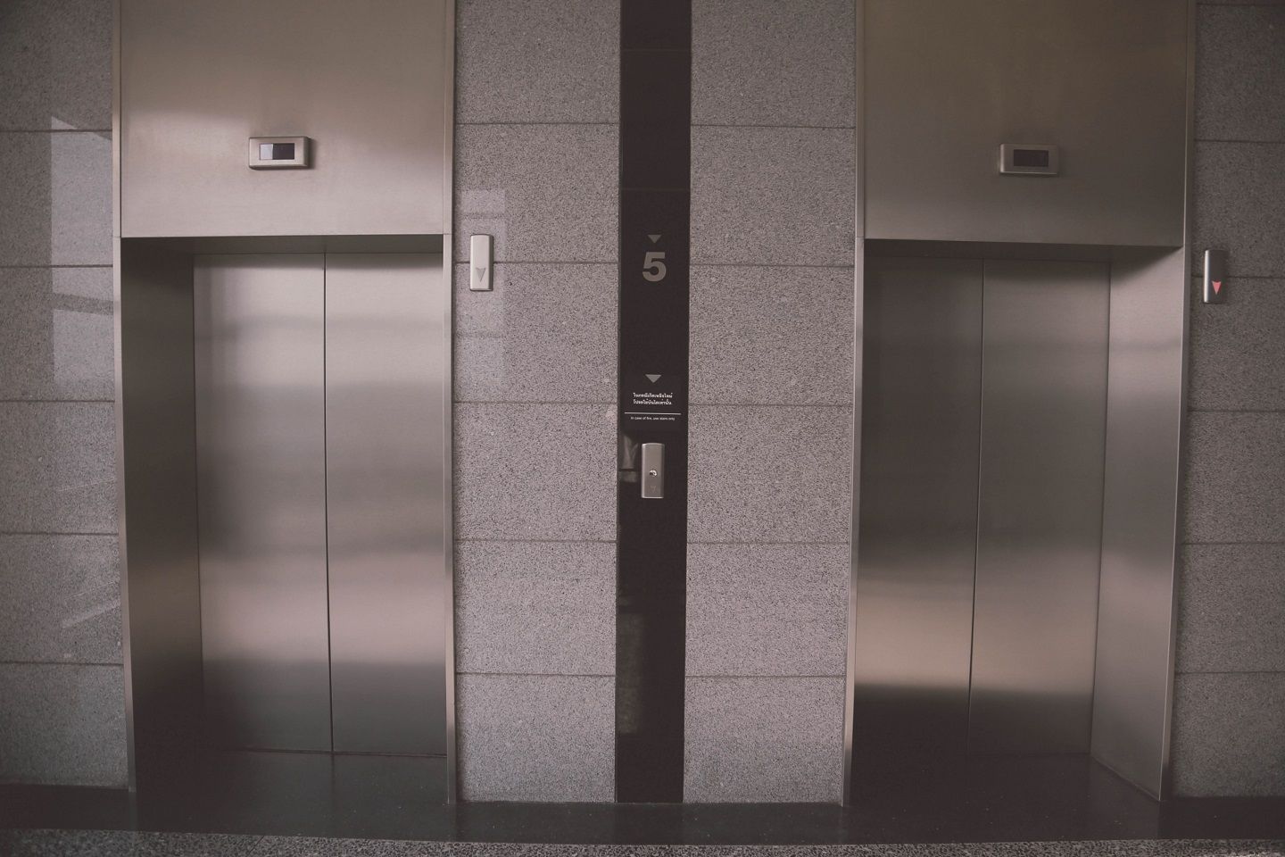 エレベーターでのすれ違いでも要注意