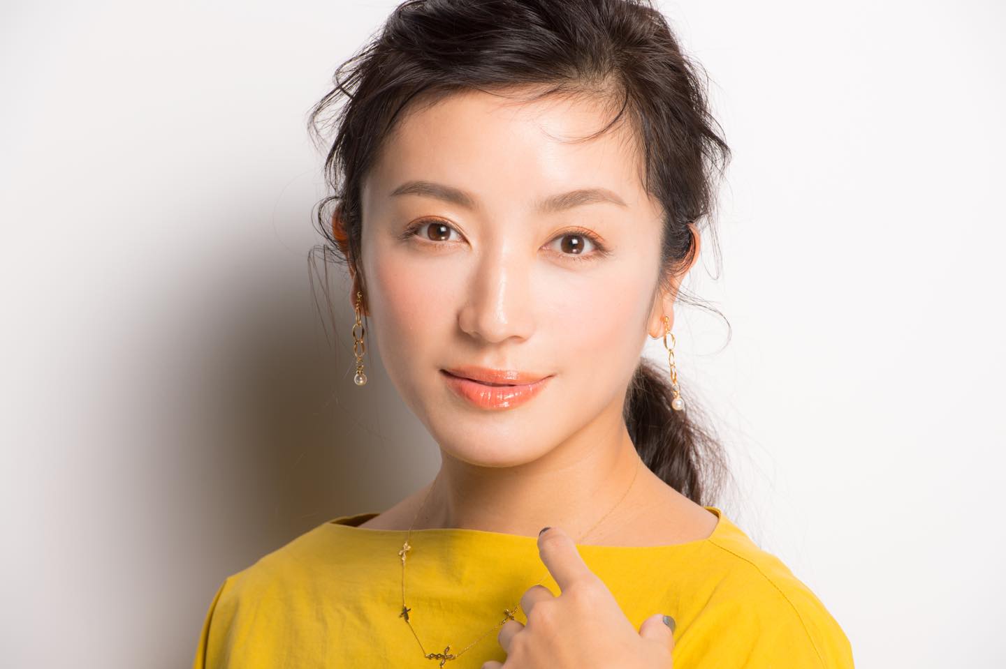 たるみを一切感じさせない、端正な目元と引き締まった輪郭が印象的な美人メイクへ。