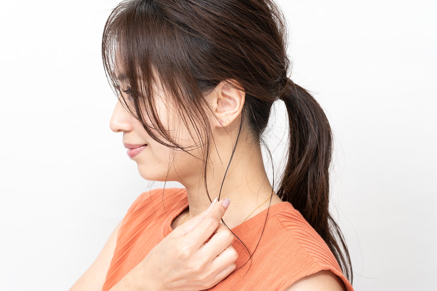 こめかみ、耳裏、襟足から毛束を細く引き出す。