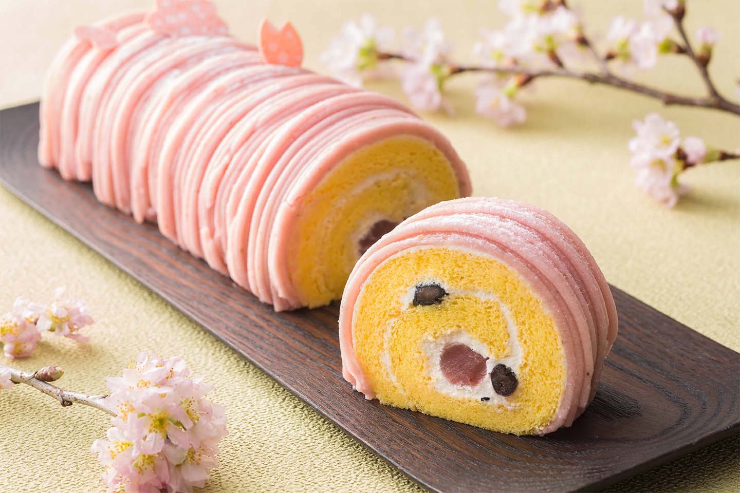 「桜のロールケーキ」¥2,400(税抜) ※2019年3月16日(土)〜4月15日(月)の限定販売