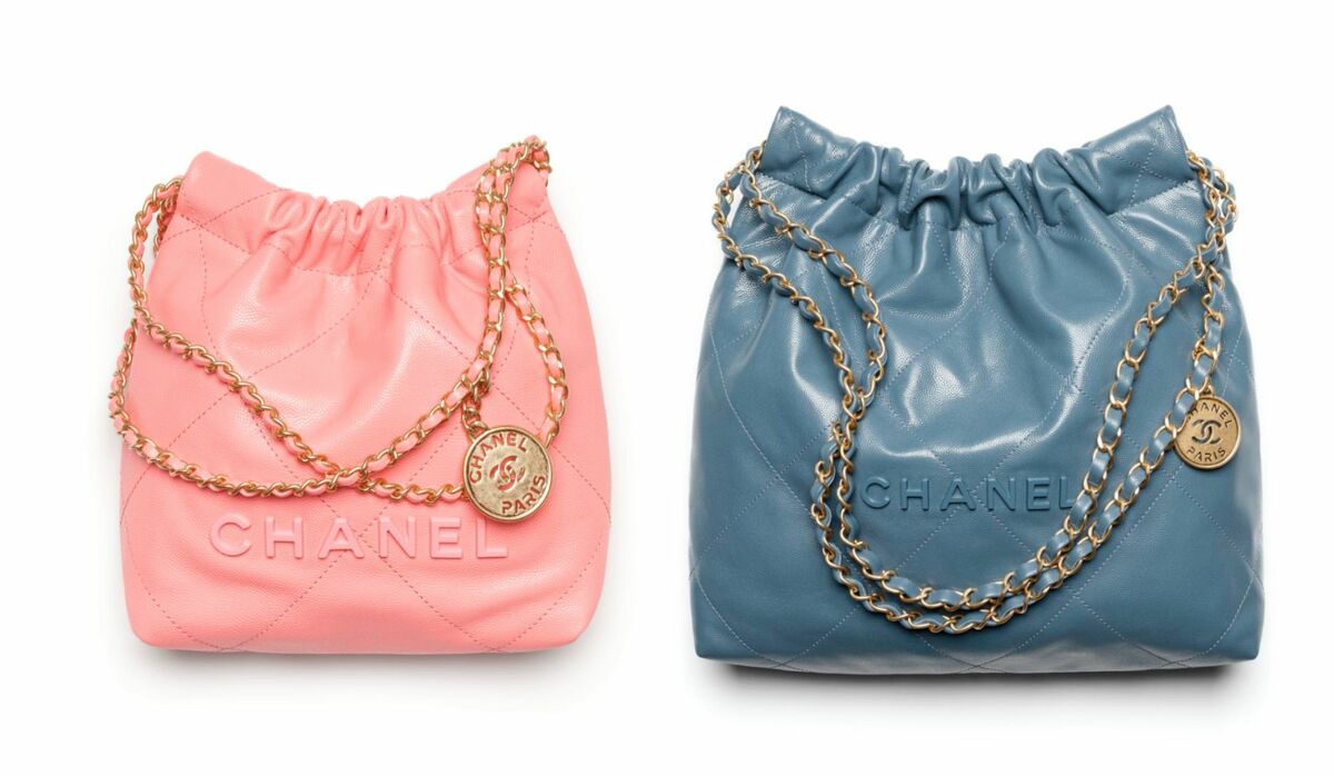【これからの季節にピッタリブルー♪】CHANEL22 ハンドバッグ org.jpg