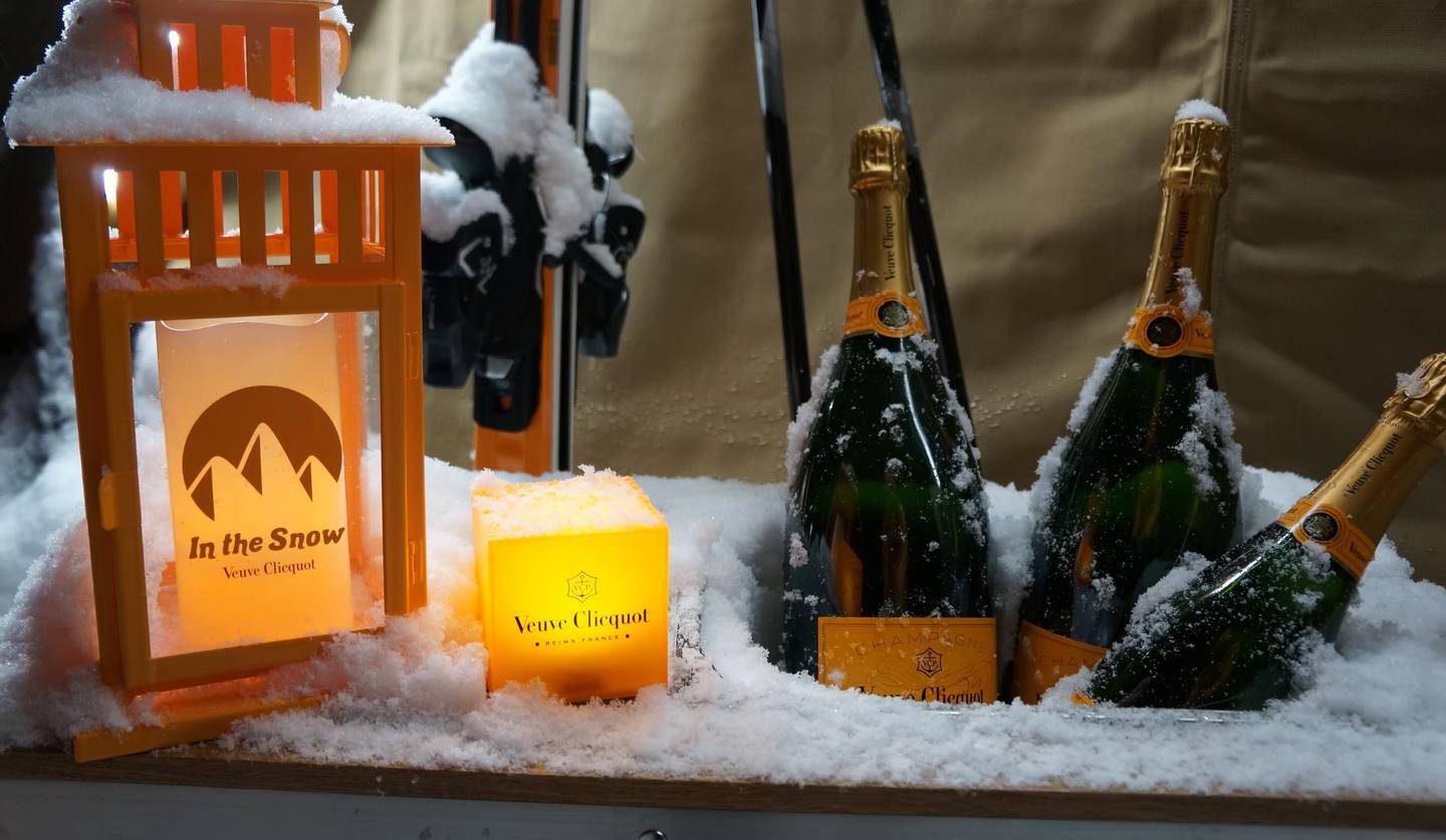 ヴーヴクリコのボトルと雪景色