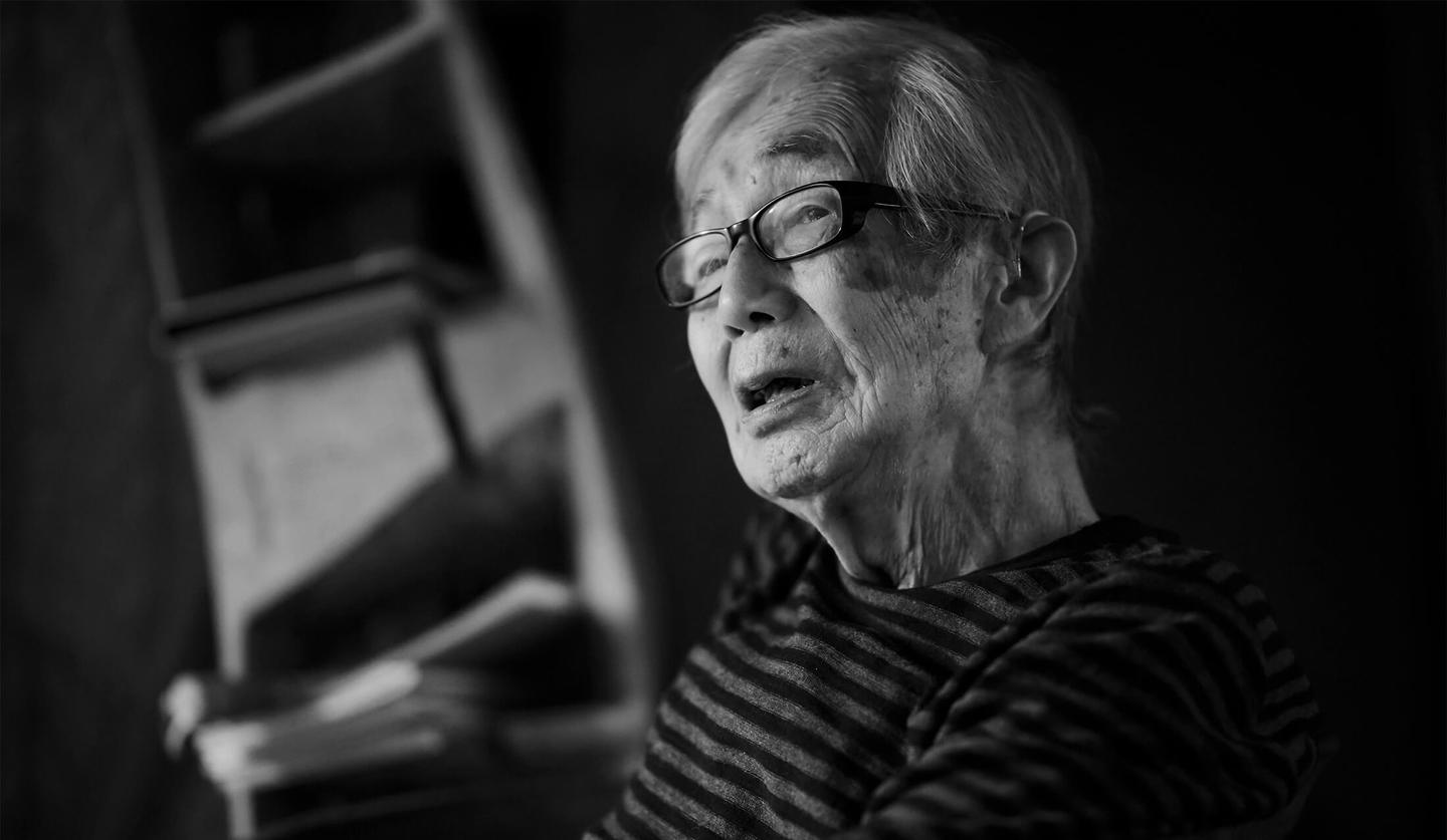 95歳の染色家・柚木沙弥郎氏へのインタビューシーン
