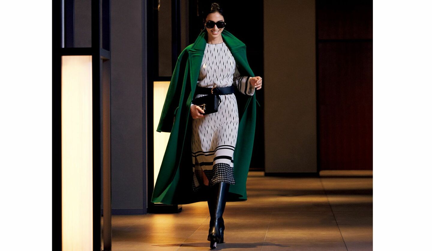ロロ・ピアーナのワンピースとコートを纏った女性