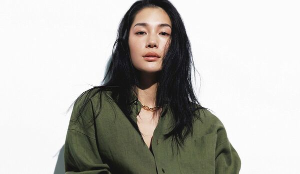ヘルシーな美しさを導く「ポステレガント」のモスグリーンシャツ｜やや厚みのある上質なリネンをリラックスした気分で