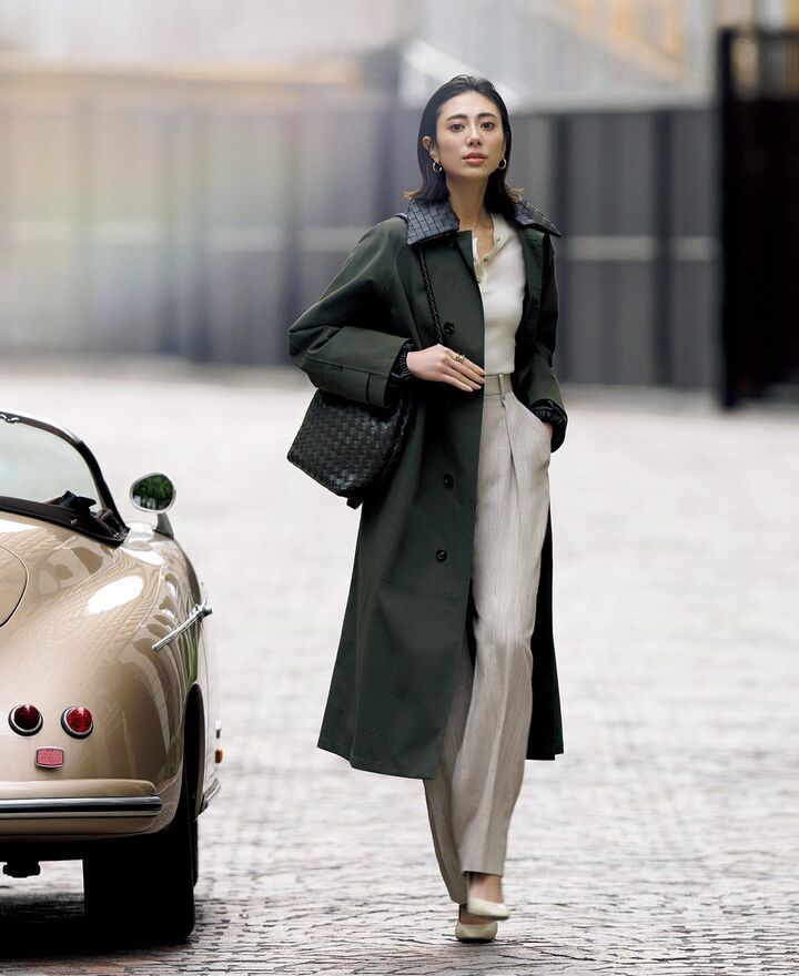 ボッテガ・ヴェネタのアウターを着用したモデルの土屋巴瑞季さん