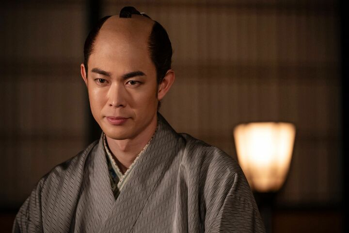 花魁誰袖に「顔が好き」と惚れられた男、田沼意知(宮沢氷魚さん)。『べらぼう』22回の時代設定は天明3(1783)年ごろ。「佐野政言事件」による意知の享年を考えるとハラハラしますが…。(C)NHK