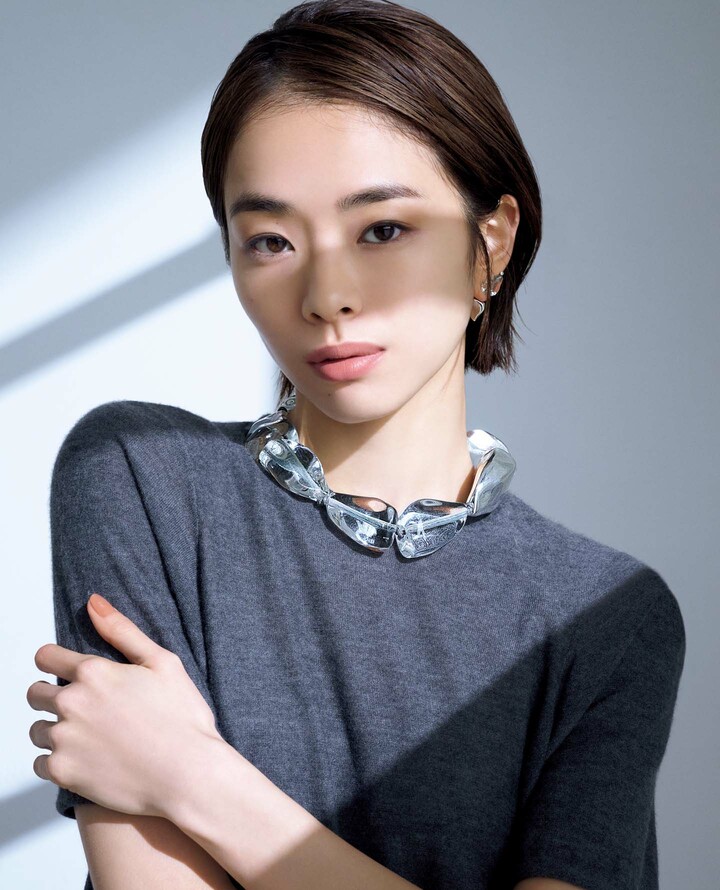 ボッテガ・ヴェネタのネックレスを着用したモデルの松井遥南さん