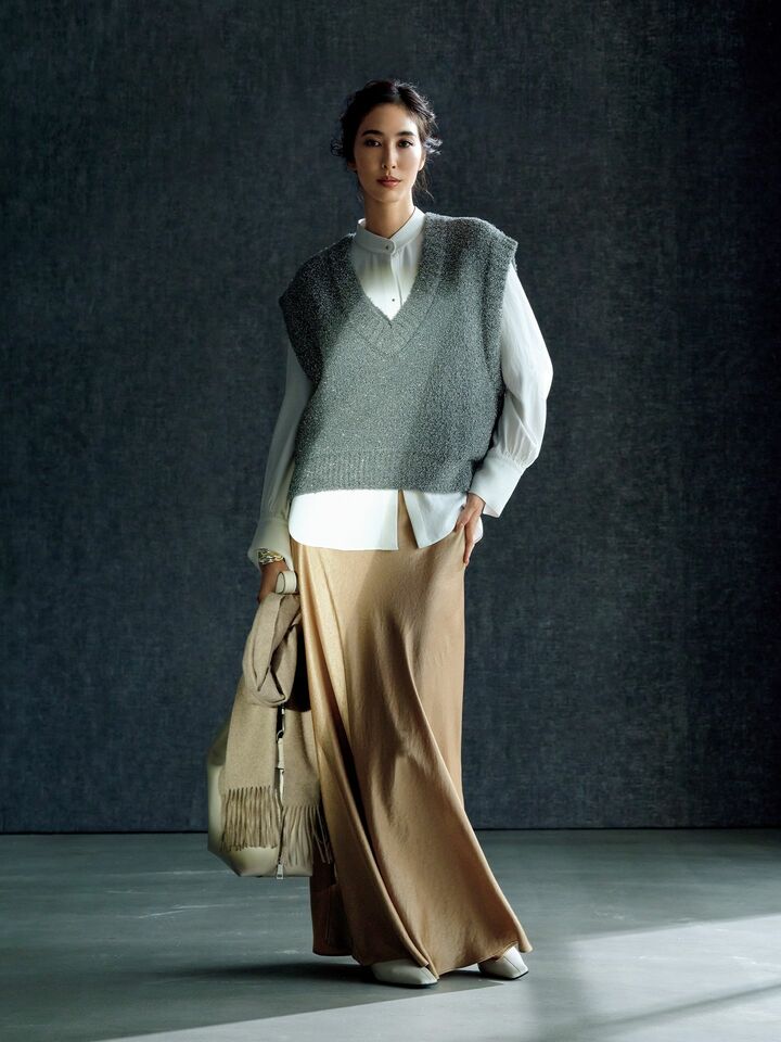 サテンブラウスにラメニットを重ねて着用したモデルの立野リカさん