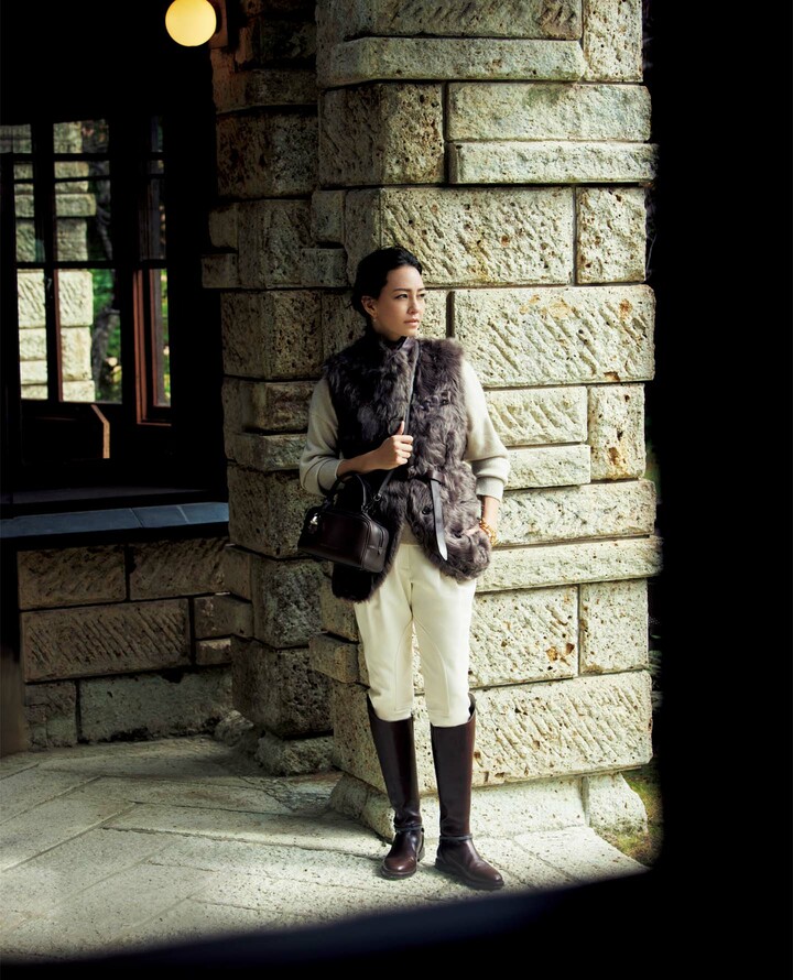 「ブルネロ クチネリ」のファージレを着用したモデルのRINAさん