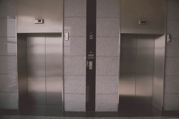 エレベーターでのすれ違いでも要注意