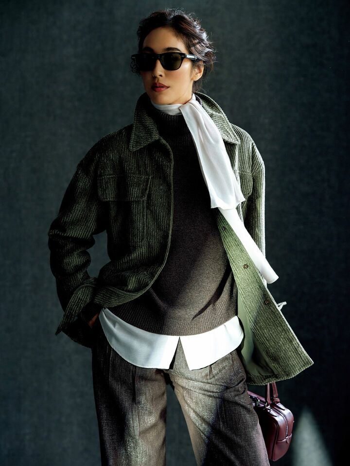 コーデュロイのジャケットにラメデニムを合わせたモデルの立野リカさん