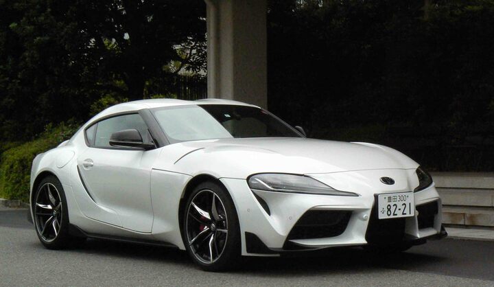 ロングノーズのプロポーションはZ4と同じでも、より複雑な面構成。