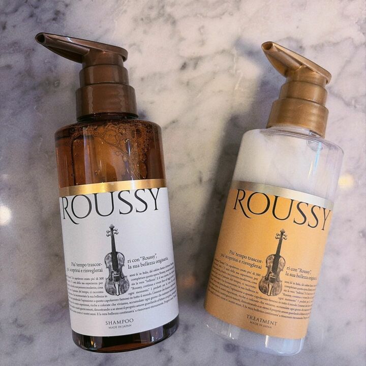 左から、growth RUOSSY シャンプー 300ml ￥4,180、growth RUOSSY トリートメント 300ml ￥4,180