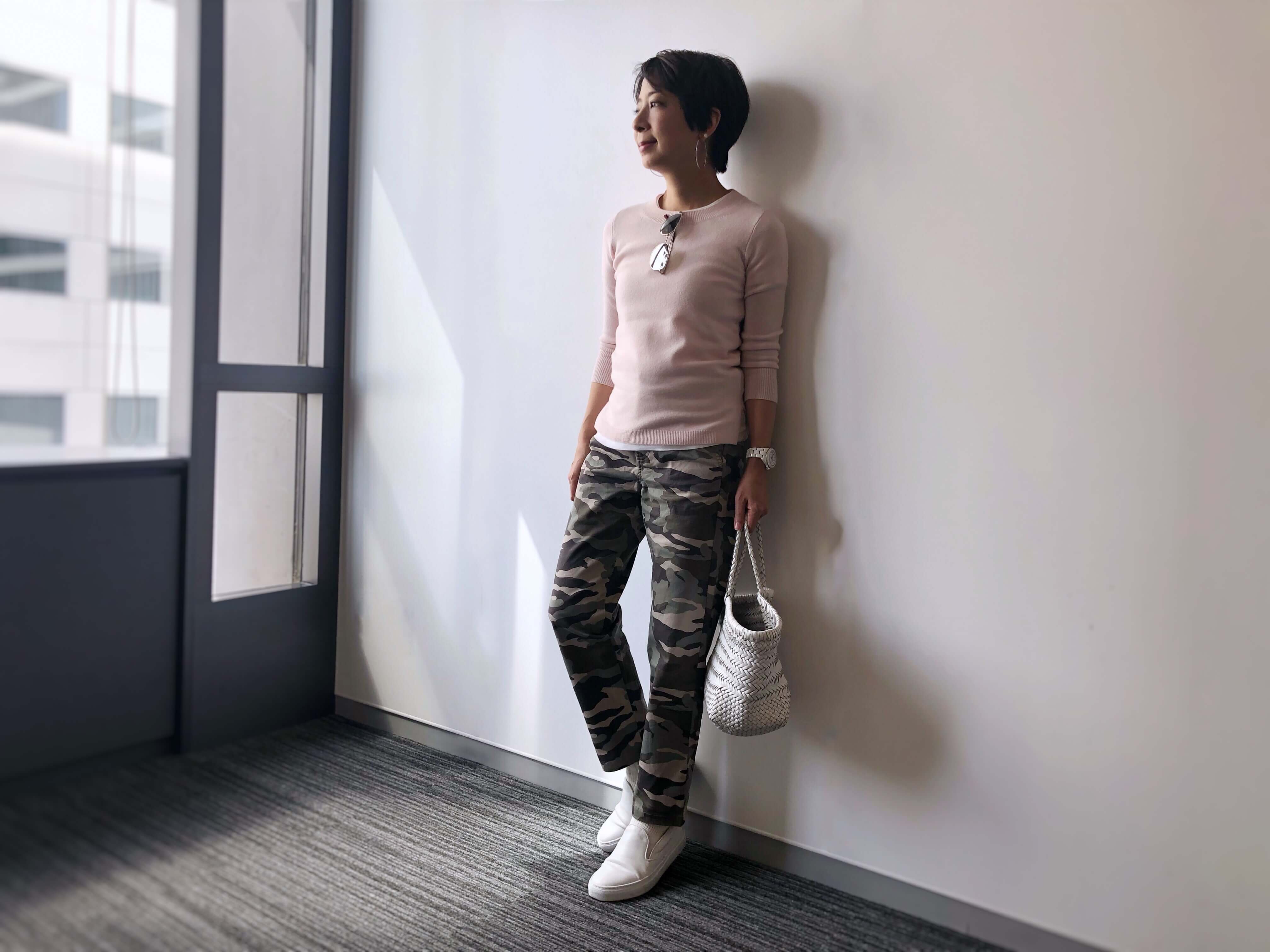 ニットの首元とすそから白Tシャツをのぞかせることで、少量の白の清潔感を加えて。ニット・パンツ/J.Crew Tシャツ/プチバトー サングラス/プラダ 時計/シャネル バッグ/DRAGON 靴/Amb