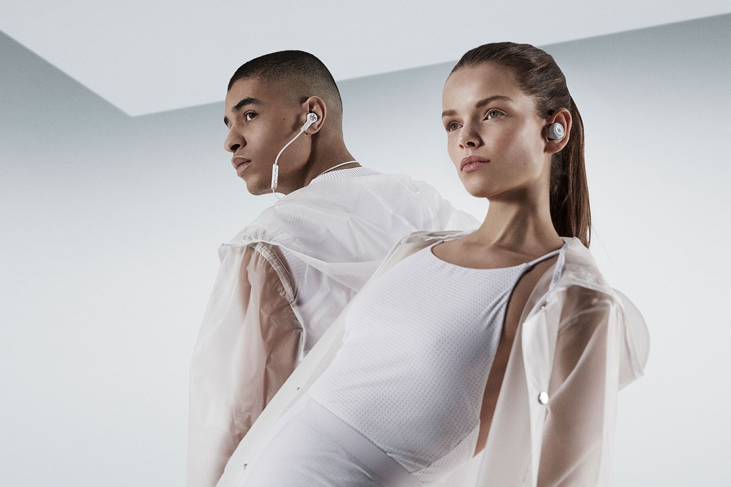 「Beoplay E6 Motion」、「Beoplay E8 Motion」の着用イメージ