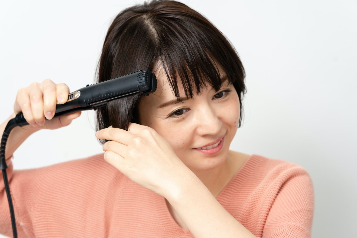 毛先はやや内向きになるように髪を軽く引っ張りながら通す。
