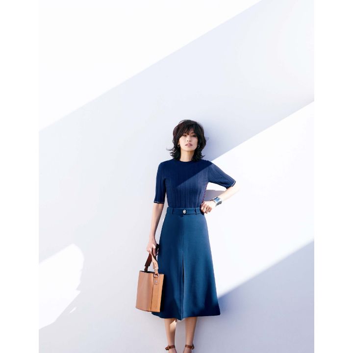 ニット・スカート・バッグ・靴(ロロ・ピアーナ銀座並木通り本店)、ピアス・バングル(ティファニー・アンド・カンパニー・ジャパン・インク) 撮影/生田昌士(hannah) BY:『Precious4月号』小学館、2019年