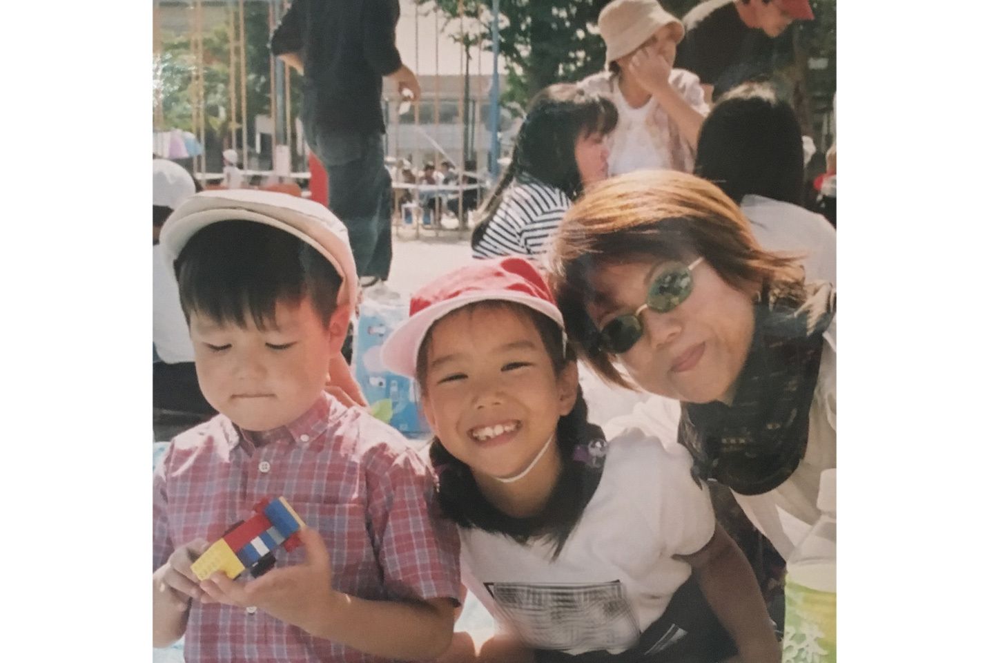 子育てと資格試験勉強の両立に苦しんだ佐藤幸恵さん(右)。当時の子供のとの写真