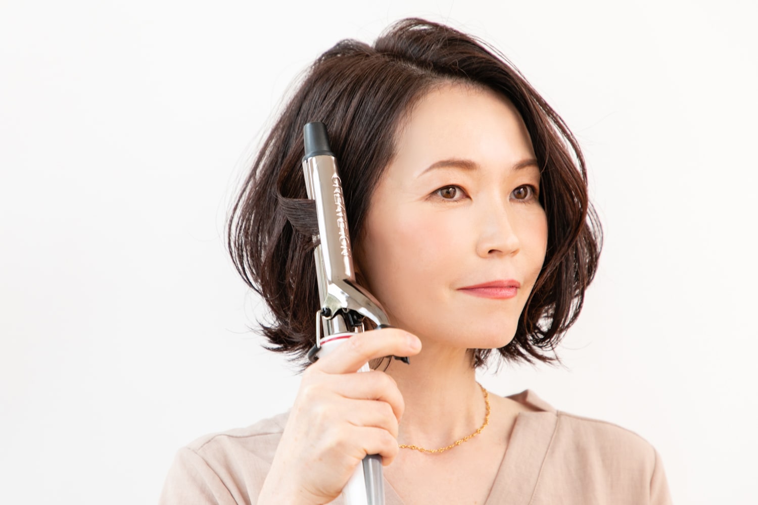 STEP3:スタイリング剤で毛先に動きをつける