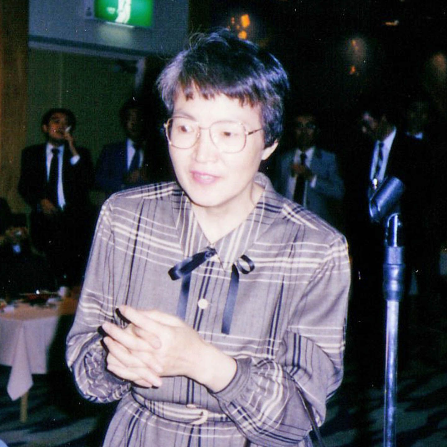 銀行勤務時代、会社のパーティで司会を務める若宮さん。40代は企画開発部門に異動になり理解ある上司の下で金融商品開発に従事。